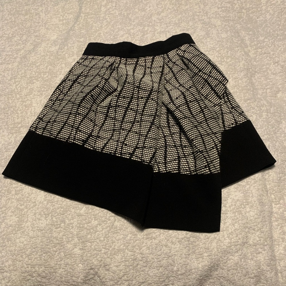 Banana Republic Black and White Women's Skirt with pockets!
